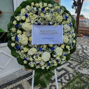 Νο 11 Ρόδα τρίποδη με λευκά και μπλε τριαντάφυλλα & Ορτανσία λευκή γύρω γύρω κοκκόφυλλα