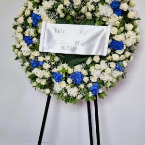 Νο 12 Ρόδα τρίποδη με λευκά και  μπλε τριαντάφυλλα & άσπρη ορτανσία